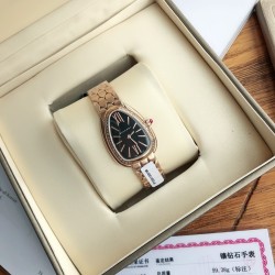 ブルガリ「セルペンティ セドゥットーリ」最新ダイヤモンドモデル ユニークな蛇の巻きつき型着用スタイル ジュエリー・ダイヤモンド・時計機能の究極の融合 大胆なカラーリングと神話的なデザイン 女性の魅力を引き出す独創的なライン ブルガリはイタリアンエレガンスとギリシャ神話の美を時計に昇華。鱗のようにきらめくディテールが、貴女の腕元で時の流れを彩ります。       