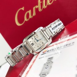 カルティエ「タンク・アングレーズ」ダイヤモンドモデル**  クラシックコレクションの傑作 11顆VVSグレード天然ダイヤモンド（0.15ct）プロ仕様ダイヤモンドセッティング銀メッキサンギョウ模様仕上げ 7.19mm超薄型 30.2mm×22.7mm  