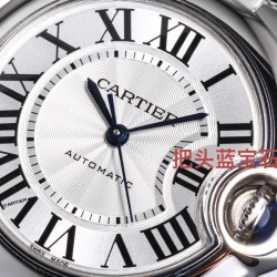 カルティエ 33mm ブルーバロン 「CARTIER Ballon Bleu」  重磅アップデート 新モデル登場 イタリアン本革使用！ベルトはオリジナル金型で製作したフォールディングクラスプを採用、最新バージョン！精工NH05 / 2671ムーブメント (2023年最新版)  時計愛好家の皆様、ぜひご賞味ください  クイックチェンジ、CNC彫刻  UVライト照射でリュウズの宝石が原版同様に赤色発光  5層構造の魚眼レンズ風サファイアガラス   青鋼製の時針・分針・秒針に焼入れ処理    