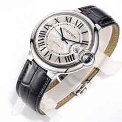 V6 カルティエ バロンブルー シリーズ CARTIER Ballon Bleu H1 最新版 イタリアン高級レザー使用  28,800振動/時の高精度ムーブメント 中央配置の滑らかな操作感リュウズ  UVライト照射で変色する宝石（純正同等） 5層構造サファイアガラス 魚眼レンズ効果 焼入れ青鋼針 42mmケース厚みを純正品と完全一致*全パーツCNC切削仕上げ  超精密研磨処理 SJシリーズが贈る、男性用メカニカルウォッチの最高傑作 
