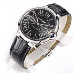 V6 カルティエ バロンブルー シリーズ CARTIER Ballon Bleu H1 最新版 イタリアン高級レザー使用  28,800振動/時の高精度ムーブメント 中央配置の滑らかな操作感リュウズ  UVライト照射で変色する宝石（純正同等） 5層構造サファイアガラス 魚眼レンズ効果 焼入れ青鋼針 42mmケース厚みを純正品と完全一致*全パーツCNC切削仕上げ  超精密研磨処理 SJシリーズが贈る、男性用メカニカルウォッチの最高傑作 