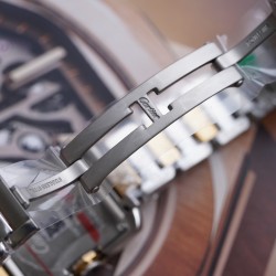 18K厚金メッキ VVSダイヤモンド カルティエ タンク アングレーズ 完全1:1レプリカ 最高傑作 純正品を3Dスキャンして原型製作 微調整を重ね寸法を完全一致 クラシックなタンクデザインを進化させた質感  滑らかに仕上げられたエッジ 9角形デザインを立体成型 多面カットスピネル採用 純正銀メッキ彫刻文字盤  輸入インク使用の精密印刷  焼入れ青鋼剣型針 ステンレスブレスレット  可動ネジ構造で脱落防止 ミシシッピワニ革  スイス製純正クォーツ Cal.057専用プレート搭載  驚異的な精度      