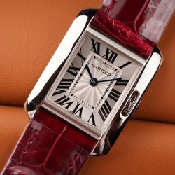 18K厚金メッキ VVSダイヤモンド カルティエ タンク アングレーズ 完全1:1レプリカ 最高傑作 純正品を3Dスキャンして原型製作 微調整を重ね寸法を完全一致 クラシックなタンクデザインを進化させた質感  滑らかに仕上げられたエッジ 9角形デザインを立体成型 多面カットスピネル採用 純正銀メッキ彫刻文字盤  輸入インク使用の精密印刷  焼入れ青鋼剣型針 ステンレスブレスレット  可動ネジ構造で脱落防止 ミシシッピワニ革  スイス製純正クォーツ Cal.057専用プレート搭載  驚異的な精度      