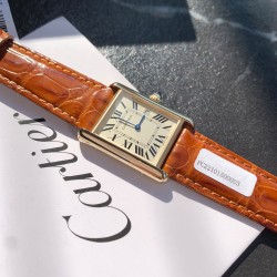 カルティエ タンク 新作  33.7×25.5mm（理想的なユニバーサルサイズ） スイス製純正クォーツムーブメント 日常生活防水（3気圧） 全体18Kゴールド厚メッキ仕上げ 洗練された曲線美を追求 円錐形サファイアクリスタルリュウズ 特殊カットダイヤモンドガラス（立体感強調） ローマ数字インデックス＋レール式分刻み  焼入れ青鋼剣型針 輸入最高級ワニ革採用 純正品と同一の色調・紋様 