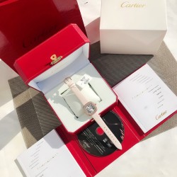 カルティエ タンク マスト ド カルティエ ヴィンテージモデル 入荷 *24K純金メッキ - 本物の輝き 輸入ワニ革ベルト** - 最高級ミシシッピアリゲーター使用   サファイアクリスタルリュウズ** - 透き通るような美しさ 23×30mmのコンパクトサイズ   ヴィンテージ加工施した裏蓋（職人手彫り）気品ある針と文字盤デザイン 防水仕様で日常使いに最適 輸入ワニ革ベルト サファイアクリスタルリュウズ** - 透き通るような美しさ    シンプルな2針デザインが醸し出す気品 - 豪華さとミステリアスな