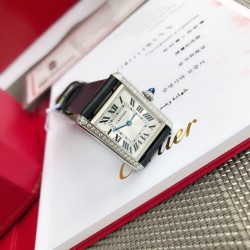 【入荷速報】今、ネットで話題のカルティア「Must de Cartier」ヴィンテージタンク時計  シンプルな2針デザインが醸し出す**神秘と豪華さの絶妙な調和「24K純金メッキ」**仕上げのカルティア タンク ムスト ド カルティア（Must de Cartier）*サファイアクリスタルリューズ* 高純度のブルースピネルを採用 スイス製純正クォーツムーブメント 手彫りヴィンテージ刻印 サイズ：23mm×30mm 