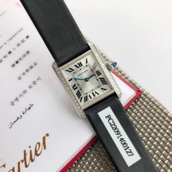 【入荷速報】今、ネットで話題のカルティア「Must de Cartier」ヴィンテージタンク時計  シンプルな2針デザインが醸し出す**神秘と豪華さの絶妙な調和「24K純金メッキ」**仕上げのカルティア タンク ムスト ド カルティア（Must de Cartier）*サファイアクリスタルリューズ* 高純度のブルースピネルを採用 スイス製純正クォーツムーブメント 手彫りヴィンテージ刻印 サイズ：23mm×30mm 