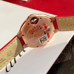 【新作登場】カルティア「バロンブルー」最新モデルがついに上陸*時計市場で圧倒的人気を誇る傑作がさらに進化～【新作登場】カルティア「バロンブルー」最新モデルがついに上陸*時計市場で圧倒的人気を誇る傑作がさらに進化～特殊放射状模様*アメリカ産クロコダイル革 ダイヤモンド×ローズゴールドの共演が生む アメリカ産クロコダイル革 「女性の腕に最も美しく輝く黄金サイズ」*新開発の文字盤には、21個の輝くダイヤモンドと38個のローズゴールドビーズを配置。