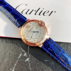 【新作登場】カルティア「バロンブルー」最新モデルがついに上陸*時計市場で圧倒的人気を誇る傑作がさらに進化～【新作登場】カルティア「バロンブルー」最新モデルがついに上陸*時計市場で圧倒的人気を誇る傑作がさらに進化～特殊放射状模様*アメリカ産クロコダイル革 ダイヤモンド×ローズゴールドの共演が生む アメリカ産クロコダイル革 「女性の腕に最も美しく輝く黄金サイズ」*新開発の文字盤には、21個の輝くダイヤモンドと38個のローズゴールドビーズを配置。