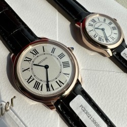 カルティア「ロンド・ルイ・カルティア」18Kゴールドモデル 全面18Kゴールド鍍金 スイス製純正クォーツ（Cal.157専用機芯）ケースサイズ*36mm／29mm（厚さ7.54mm）サンドブラスト仕上げ銀盤  ローマ数字＋鉄道式分計 剣型ブルースチール針  カボションサファイア  ケース角のR面仕上げ 文字盤ロゴのマイクロプリント カルティアの伝統美と、現代の精密技術が生んだ傑作   