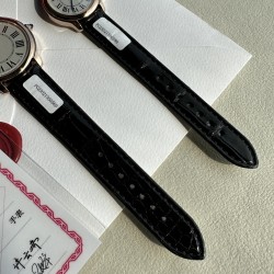 カルティア「ロンド・ルイ・カルティア」18Kゴールドモデル 全面18Kゴールド鍍金 スイス製純正クォーツ（Cal.157専用機芯）ケースサイズ*36mm／29mm（厚さ7.54mm）サンドブラスト仕上げ銀盤  ローマ数字＋鉄道式分計 剣型ブルースチール針  カボションサファイア  ケース角のR面仕上げ 文字盤ロゴのマイクロプリント カルティアの伝統美と、現代の精密技術が生んだ傑作   