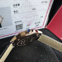 カルティア「ロンド・ルイ・カルティア」18Kゴールドモデル 全面18Kゴールド鍍金 スイス製純正クォーツ（Cal.157専用機芯）ケースサイズ*36mm／29mm（厚さ7.54mm）サンドブラスト仕上げ銀盤  ローマ数字＋鉄道式分計 剣型ブルースチール針  カボションサファイア  ケース角のR面仕上げ 文字盤ロゴのマイクロプリント カルティアの伝統美と、現代の精密技術が生んだ傑作 