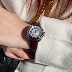 カルティア「CLÉ DE CARTIER（クレ・ド・カルティエ）」キーウォッチ～心を開く鍵をモチーフにした傑作 31mm自動巻き機械式ステンレススチール文字盤:銀メッキ彫刻＋サンレイ模様  剣型ブルースチール針 サファイアクリスタルベゼルに61個のブリリアントカットダイヤをセット  アメリカ産クロコダイルレザー（ピンク色）3気圧（日常生活防水）- バックル: 折りたたみ式（ステンレス製）「機械式時計初心者でも安心」 