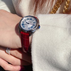 カルティア「CLÉ DE CARTIER（クレ・ド・カルティエ）」キーウォッチ～心を開く鍵をモチーフにした傑作 31mm自動巻き機械式ステンレススチール文字盤:銀メッキ彫刻＋サンレイ模様  剣型ブルースチール針 サファイアクリスタルベゼルに61個のブリリアントカットダイヤをセット  アメリカ産クロコダイルレザー（ピンク色）3気圧（日常生活防水）- バックル: 折りたたみ式（ステンレス製）「機械式時計初心者でも安心」