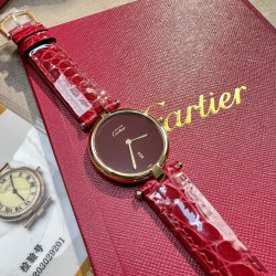 カルティア「サントス」コレクション  ～世界初のモダンウォッチの系譜～  ラージモデル43.5mm×31.4mm  スモールモデル 38mm×27.5mm  ケース形状 スクエア型（航空史上初の腕時計デザイン） 文字盤*サテン仕上げ＋ローマ数字＋鉄道式分計  ベゼル8本の装飾ネジ（サントスシリーズの象徴） リューズ 天然ブルースピネル（多面カット）  ケース側面：ヘアライン仕上げ  ベゼル：ミラーポリッシュ仕上げ  裏蓋：アルベルトの署名「S=D」刻印  バンド：アメリカンアリゲーター革  