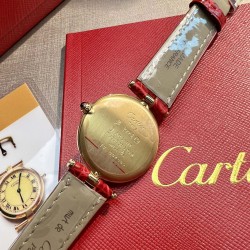 カルティア「サントス」コレクション  ～世界初のモダンウォッチの系譜～  ラージモデル43.5mm×31.4mm  スモールモデル 38mm×27.5mm  ケース形状 スクエア型（航空史上初の腕時計デザイン） 文字盤*サテン仕上げ＋ローマ数字＋鉄道式分計  ベゼル8本の装飾ネジ（サントスシリーズの象徴） リューズ 天然ブルースピネル（多面カット）  ケース側面：ヘアライン仕上げ  ベゼル：ミラーポリッシュ仕上げ  裏蓋：アルベルトの署名「S=D」刻印  バンド：アメリカンアリゲーター革  