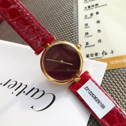 カルティエ レ ミュスト デ カルティエ ヴィンテージ ゴールドプレート ウォッチ  ▷ 洗練された30mmケースサイズ  スイス製高精度クォーツムーブメント  金属内装による優れた防水性能 ヴィンテージならではのT字型ラグデザイン 本シリーズはブランドの伝統美と革新的な精神を見事に融合。シンプルなラインの中に息づく自由な発想は、時を超えて愛される確かな証です。贈り物としても最適な、永遠のスタイリッシュを約束します& 控えめながらも存在感あるデザインが、気品あるブルーの針と絶妙に調和。初めての高級時計とし