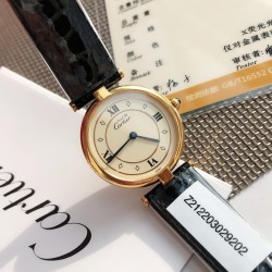 カルティエ レ ミュスト デ カルティエ ヴィンテージ ゴールドプレート ウォッチ  ▷ 洗練された30mmケースサイズ  スイス製高精度クォーツムーブメント  金属内装による優れた防水性能 ヴィンテージならではのT字型ラグデザイン 本シリーズはブランドの伝統美と革新的な精神を見事に融合。シンプルなラインの中に息づく自由な発想は、時を超えて愛される確かな証です。贈り物としても最適な、永遠のスタイリッシュを約束します& 控えめながらも存在感あるデザインが、気品あるブルーの針と絶妙に調和。初めての高級時計とし