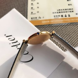 カルティエ レ ミュスト デ カルティエ ヴィンテージ ゴールドプレート ウォッチ  ▷ 洗練された30mmケースサイズ  スイス製高精度クォーツムーブメント  金属内装による優れた防水性能 ヴィンテージならではのT字型ラグデザイン 本シリーズはブランドの伝統美と革新的な精神を見事に融合。シンプルなラインの中に息づく自由な発想は、時を超えて愛される確かな証です。贈り物としても最適な、永遠のスタイリッシュを約束します& 控えめながらも存在感あるデザインが、気品あるブルーの針と絶妙に調和。初めての高級時計とし