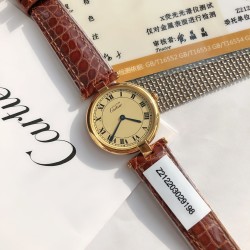 カルティエ レ ミュスト デ カルティエ ヴィンテージ ゴールドプレート ウォッチ  ▷ 洗練された30mmケースサイズ  スイス製高精度クォーツムーブメント  金属内装による優れた防水性能 ヴィンテージならではのT字型ラグデザイン 本シリーズはブランドの伝統美と革新的な精神を見事に融合。シンプルなラインの中に息づく自由な発想は、時を超えて愛される確かな証です。贈り物としても最適な、永遠のスタイリッシュを約束します& 控えめながらも存在感あるデザインが、気品あるブルーの針と絶妙に調和。初めての高級時計とし