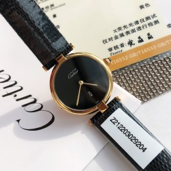 カルティエ レ ミュスト デ カルティエ ヴィンテージ ゴールドプレート ウォッチ  ▷ 洗練された30mmケースサイズ  スイス製高精度クォーツムーブメント  金属内装による優れた防水性能 ヴィンテージならではのT字型ラグデザイン 本シリーズはブランドの伝統美と革新的な精神を見事に融合。シンプルなラインの中に息づく自由な発想は、時を超えて愛される確かな証です。贈り物としても最適な、永遠のスタイリッシュを約束します& 控えめながらも存在感あるデザインが、気品あるブルーの針と絶妙に調和。初めての高級時計とし
