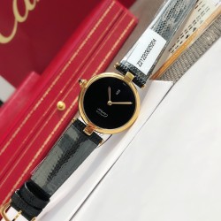 カルティエ レ ミュスト デ カルティエ ヴィンテージ ゴールドプレート ウォッチ  ▷ 洗練された30mmケースサイズ  スイス製高精度クォーツムーブメント  金属内装による優れた防水性能 ヴィンテージならではのT字型ラグデザイン 本シリーズはブランドの伝統美と革新的な精神を見事に融合。シンプルなラインの中に息づく自由な発想は、時を超えて愛される確かな証です。贈り物としても最適な、永遠のスタイリッシュを約束します& 控えめながらも存在感あるデザインが、気品あるブルーの針と絶妙に調和。初めての高級時計とし