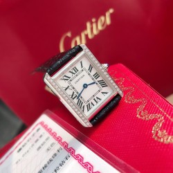 カルティエ タンク クロコダイルレザー ダイヤモンドモデル（小サイズ）  ・ケースサイズ：31mm×24mm（プチモデル）  ・ムーブメント：スイス製高精度クォーツ  ・ダイヤモンド：34石 VS1.1クラス（中国GTC鑑定書付）  ・ベルト：正規輸入クロコダイルレザー  当モデルはカルティエタンクシリーズ（1917年誕生）のDNAを忠実に継承。フランス戦車「ルノーFT」の装甲板をモチーフにした直線的なデザインとローマ数字の組み合わせが、時代を超えるエレガンスを醸し出します。  