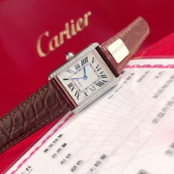 カルティエ タンク クロコダイルレザー ダイヤモンドモデル（小サイズ）  ・ケースサイズ：31mm×24mm（プチモデル）  ・ムーブメント：スイス製高精度クォーツ  ・ダイヤモンド：34石 VS1.1クラス（中国GTC鑑定書付）  ・ベルト：正規輸入クロコダイルレザー  当モデルはカルティエタンクシリーズ（1917年誕生）のDNAを忠実に継承。フランス戦車「ルノーFT」の装甲板をモチーフにした直線的なデザインとローマ数字の組み合わせが、時代を超えるエレガンスを醸し出します。  