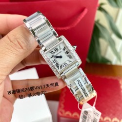 カルティエ タンク クロコダイルレザー ダイヤモンドモデル（小サイズ）  ・ケースサイズ：31mm×24mm（プチモデル）  ・ムーブメント：スイス製高精度クォーツ  ・ダイヤモンド：34石 VS1.1クラス（中国GTC鑑定書付）  ・ベルト：正規輸入クロコダイルレザー  当モデルはカルティエタンクシリーズ（1917年誕生）のDNAを忠実に継承。フランス戦車「ルノーFT」の装甲板をモチーフにした直線的なデザインとローマ数字の組み合わせが、時代を超えるエレガンスを醸し出します。  