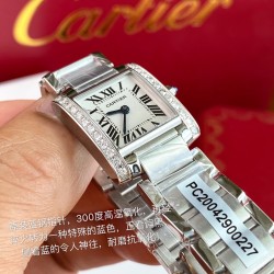 カルティエ タンク クロコダイルレザー ダイヤモンドモデル（小サイズ）  ・ケースサイズ：31mm×24mm（プチモデル）  ・ムーブメント：スイス製高精度クォーツ  ・ダイヤモンド：34石 VS1.1クラス（中国GTC鑑定書付）  ・ベルト：正規輸入クロコダイルレザー  当モデルはカルティエタンクシリーズ（1917年誕生）のDNAを忠実に継承。フランス戦車「ルノーFT」の装甲板をモチーフにした直線的なデザインとローマ数字の組み合わせが、時代を超えるエレガンスを醸し出します。  