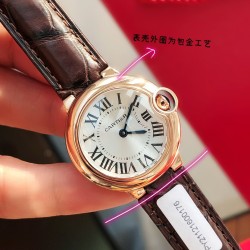 カルティエ バロン・ブルー 28mm クォーツモデル (型番 WGBB0007)* - サイズ：直径28.6mm × 厚さ9.35mm  材質：18Kゴールドプレート仕様  特徴：フルート付きリュウズ（ブルーサファイアキャボション装飾）- シルバー・パールラッカー仕上げ  - ローマ数字インデックス  - ブルースチール剣型針  - サファイアクリスタル（両面無反射コーティング） - クロコダイルレザーストラップ  - 18Kゴールドプレート・アーディロンブックル  - 3気圧防水（日常生活防水レベル） 