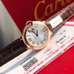 カルティエ バロン・ブルー 28mm クォーツモデル (型番 WGBB0007)* - サイズ：直径28.6mm × 厚さ9.35mm  材質：18Kゴールドプレート仕様  特徴：フルート付きリュウズ（ブルーサファイアキャボション装飾）- シルバー・パールラッカー仕上げ  - ローマ数字インデックス  - ブルースチール剣型針  - サファイアクリスタル（両面無反射コーティング） - クロコダイルレザーストラップ  - 18Kゴールドプレート・アーディロンブックル  - 3気圧防水（日常生活防水レベル） 