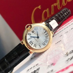 カルティエ バロン・ブルー 28mm クォーツモデル (型番 WGBB0007)* - サイズ：直径28.6mm × 厚さ9.35mm  材質：18Kゴールドプレート仕様  特徴：フルート付きリュウズ（ブルーサファイアキャボション装飾）- シルバー・パールラッカー仕上げ  - ローマ数字インデックス  - ブルースチール剣型針  - サファイアクリスタル（両面無反射コーティング） - クロコダイルレザーストラップ  - 18Kゴールドプレート・アーディロンブックル  - 3気圧防水（日常生活防水レベル） 