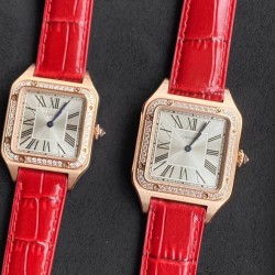 カルティエ サントス・デュモン 2020年最新モデル 完全1:1レプリカ*(男女ペアウォッチ 正規品完全再現版)*スイス製高精度クォーツ+カルティエ純正A級ブリッジ  防水性能：日常生活防水  台湾トップメーカーによる3Dスキャン複製技術採用  → 純正品との部品互換性を保証  → ドイツ製CNCによる精密加工  市場唯一の実心金属インナーケース採用  CNC彫刻による3層メッキ仕上げ  → サンライヤー加工のレール式目盛り  