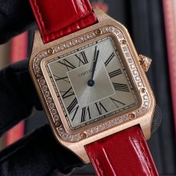 カルティエ サントス・デュモン 2020年最新モデル 完全1:1レプリカ*(男女ペアウォッチ 正規品完全再現版)*スイス製高精度クォーツ+カルティエ純正A級ブリッジ  防水性能：日常生活防水  台湾トップメーカーによる3Dスキャン複製技術採用  → 純正品との部品互換性を保証  → ドイツ製CNCによる精密加工  市場唯一の実心金属インナーケース採用  CNC彫刻による3層メッキ仕上げ  → サンライヤー加工のレール式目盛り  