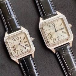 カルティエ サントス・デュモン 2020年最新モデル 立体的なローマ数字 *ガラス*フランス製サファイアクリスタル → 99%透過率の光学処理  *ベルト*イタリア産高級カーフレザー（ワニ革押し加工） → アゲート研磨による表面処理  → 純正同等の裏地使用 *針焼入れ青鋼針採用→ 角度による色調変化再現  *リュウズ* 5軸CNC切削によるビーズ加工  天然ブルーストーンキャボション   