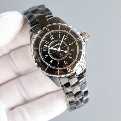 シャネル J12 33mm クラシックシリーズ（ホワイト/ブラック）時計業界で20年以上愛され続ける不朽の名作。上品で気品あるデザインが、現代女性の永遠のスタイルアイコンとなっています。ムーブメントETA 956.612純正機芯搭載 2000年に登場以来、セラミックウォッチの代名詞となったJ12。その卓越した職人技術とモダンなデザインは、時計史に残る傑作です。