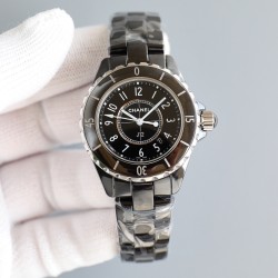 シャネル J12 33mm クラシックシリーズ（ホワイト/ブラック）時計業界で20年以上愛され続ける不朽の名作。上品で気品あるデザインが、現代女性の永遠のスタイルアイコンとなっています。ムーブメントETA 956.612純正機芯搭載 2000年に登場以来、セラミックウォッチの代名詞となったJ12。その卓越した職人技術とモダンなデザインは、時計史に残る傑作です。