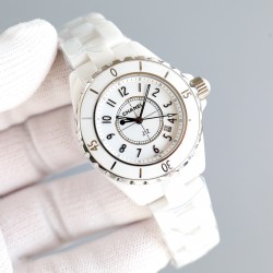 シャネル J12 33mm クラシックシリーズ（ホワイト/ブラック）時計業界で20年以上愛され続ける不朽の名作。上品で気品あるデザインが、現代女性の永遠のスタイルアイコンとなっています。ムーブメントETA 956.612純正機芯搭載 2000年に登場以来、セラミックウォッチの代名詞となったJ12。その卓越した職人技術とモダンなデザインは、時計史に残る傑作です。