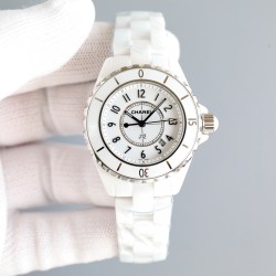 シャネル J12 33mm クラシックシリーズ（ホワイト/ブラック）時計業界で20年以上愛され続ける不朽の名作。上品で気品あるデザインが、現代女性の永遠のスタイルアイコンとなっています。ムーブメントETA 956.612純正機芯搭載 2000年に登場以来、セラミックウォッチの代名詞となったJ12。その卓越した職人技術とモダンなデザインは、時計史に残る傑作です。