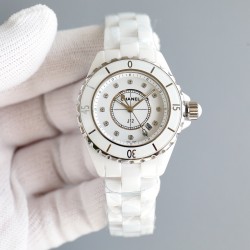 シャネル J12 33mm クラシックシリーズ（ホワイト/ブラック）時計業界で20年以上愛され続ける不朽の名作。上品で気品あるデザインが、現代女性の永遠のスタイルアイコンとなっています。ムーブメントETA 956.612純正機芯搭載 2000年に登場以来、セラミックウォッチの代名詞となったJ12。その卓越した職人技術とモダンなデザインは、時計史に残る傑作です。