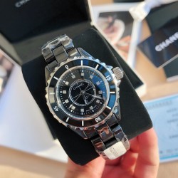 CHANELシャネル 腕時計 スイスから機械式ムーブメント J12 サファイア水晶ガラス防水200m単なるファッションウォッチではなく、伝統的時計技術とモダンデザインの融合シャネル J12 クォーツ モデル 単なるファッションウォッチではなく、伝統的時計技術とモダンデザインの融合  - 洗練されたシンプルなライン  不変のモノクロカラースキーム  - 細部まで追求した職人技  　- ハイテクセラミック+ステンレススクリューインリューズ   サファイアクリスタルガラス（両面無反射コーティング）  天然パール
