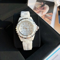 CHANELシャネル 腕時計 スイスから機械式ムーブメント J12 サファイア水晶ガラス防水200m単なるファッションウォッチではなく、伝統的時計技術とモダンデザインの融合シャネル J12 クォーツ モデル 単なるファッションウォッチではなく、伝統的時計技術とモダンデザインの融合  - 洗練されたシンプルなライン  不変のモノクロカラースキーム  - 細部まで追求した職人技  　- ハイテクセラミック+ステンレススクリューインリューズ   サファイアクリスタルガラス（両面無反射コーティング）  天然パール