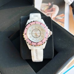 CHANELシャネル 腕時計 スイスから機械式ムーブメント J12 サファイア水晶ガラス防水200m単なるファッションウォッチではなく、伝統的時計技術とモダンデザインの融合シャネル J12 クォーツ モデル 単なるファッションウォッチではなく、伝統的時計技術とモダンデザインの融合  - 洗練されたシンプルなライン  不変のモノクロカラースキーム  - 細部まで追求した職人技  　- ハイテクセラミック+ステンレススクリューインリューズ   サファイアクリスタルガラス（両面無反射コーティング）  天然パール