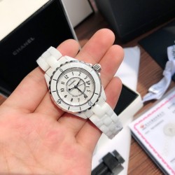 シャネル J12 33mm ダイヤモンドモデル純正Caliber 12.1機械式ムーブメント搭載   ダイヤモンド12石 ケース33mm ハイテクセラミック  *ガラス サファイアクリスタル *文字盤*天然パール母貝（光変色効果） 防水：200mスイスから直接輸入の純正機芯 VSクラス以上天然ダイヤモンド使用クロノメーター級精度磁気耐性強化設計 「流行に流されない本物の美」を体現したJ12は、シャネルの時計技術の集大成。文字盤のダイヤモンド1粒1粒まで、妥協なき職人精神が光ります。