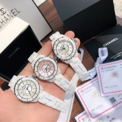 シャネル J12 33mm ダイヤモンドモデル純正Caliber 12.1機械式ムーブメント搭載   ダイヤモンド12石 ケース33mm ハイテクセラミック  *ガラス サファイアクリスタル *文字盤*天然パール母貝（光変色効果） 防水：200mスイスから直接輸入の純正機芯 VSクラス以上天然ダイヤモンド使用クロノメーター級精度磁気耐性強化設計 「流行に流されない本物の美」を体現したJ12は、シャネルの時計技術の集大成。文字盤のダイヤモンド1粒1粒まで、妥協なき職人精神が光ります。