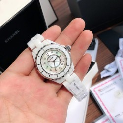シャネル J12 33mm ダイヤモンドモデル純正Caliber 12.1機械式ムーブメント搭載   ダイヤモンド12石 ケース33mm ハイテクセラミック  *ガラス サファイアクリスタル *文字盤*天然パール母貝（光変色効果） 防水：200mスイスから直接輸入の純正機芯 VSクラス以上天然ダイヤモンド使用クロノメーター級精度磁気耐性強化設計 「流行に流されない本物の美」を体現したJ12は、シャネルの時計技術の集大成。文字盤のダイヤモンド1粒1粒まで、妥協なき職人精神が光ります。