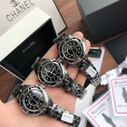 シャネル J12 33mm ダイヤモンドモデル純正Caliber 12.1機械式ムーブメント搭載   ダイヤモンド12石 ケース33mm ハイテクセラミック  *ガラス サファイアクリスタル *文字盤*天然パール母貝（光変色効果） 防水：200mスイスから直接輸入の純正機芯 VSクラス以上天然ダイヤモンド使用クロノメーター級精度磁気耐性強化設計 「流行に流されない本物の美」を体現したJ12は、シャネルの時計技術の集大成。文字盤のダイヤモンド1粒1粒まで、妥協なき職人精神が光ります。