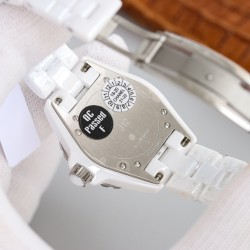シャネル J12 33mm セラミック スーパーレプリカ（EAST新作）高密度強化セラミック採用 ・スイスETA 956.612純正互換機芯搭載  クロノメーター級精度（日差±5秒以内） 文字盤インデックス：特殊樹脂成型 スプリングバー：純正3Dスキャン複製  ケースバック：完全密閉型（防水50m）2000年に登場したJ12のデザインDNAを完全継承。モノクロのモダンな美学が、フォーマルからカジュアルまであらゆるスタイルを昇華します。