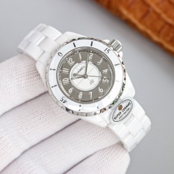 シャネル J12 33mm セラミック スーパーレプリカ（EAST新作）高密度強化セラミック採用 ・スイスETA 956.612純正互換機芯搭載  クロノメーター級精度（日差±5秒以内） 文字盤インデックス：特殊樹脂成型 スプリングバー：純正3Dスキャン複製  ケースバック：完全密閉型（防水50m）2000年に登場したJ12のデザインDNAを完全継承。モノクロのモダンな美学が、フォーマルからカジュアルまであらゆるスタイルを昇華します